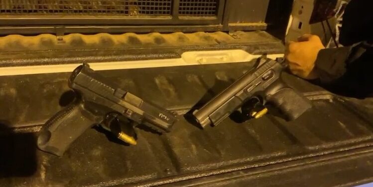 Confronto entre PM e traficantes termina com dois mortos, dois presos e armas apreendidas, em Casimiro de Abreu