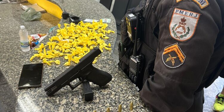 PM prende homem e apreende drogas em Macaé