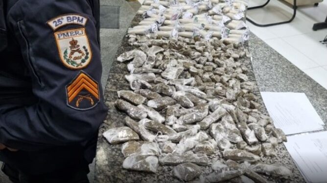 PM prende cinco homens com maconha, cocaína e  ecstasy, em Araruama
