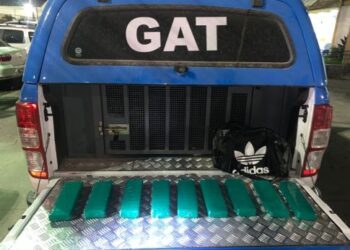 Dupla é presa com 15kg de maconha dentro de táxi em Cabo Frio