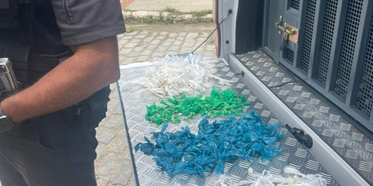 PM prende dupla e apreende drogas em Macaé