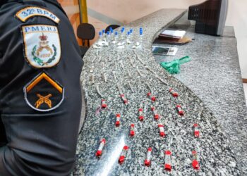 Homem é preso desenterrando drogas em Rio Dourado