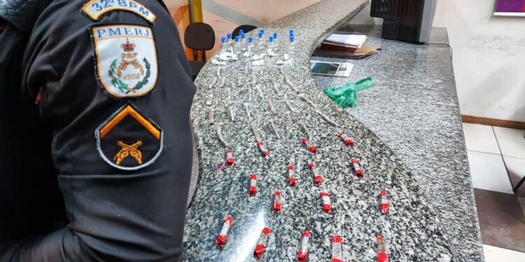 Homem é preso desenterrando drogas em Rio Dourado