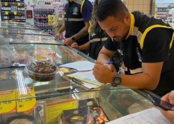 Supermercado é autuado após fiscalização descartar 10kg de alimentos impróprios para consumo 