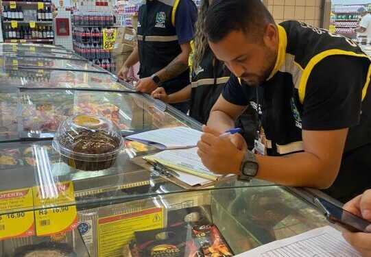 Supermercado é autuado após fiscalização descartar 10kg de alimentos impróprios para consumo 