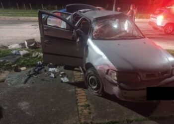 Jovem capota com o carro durante perseguição, mas é detido pela PM