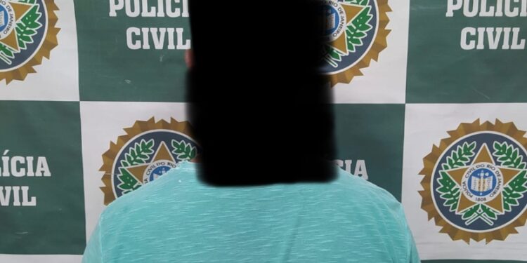 Homem com mandado de prisão por porte ilegal de arma de fogo é preso em Carapebus