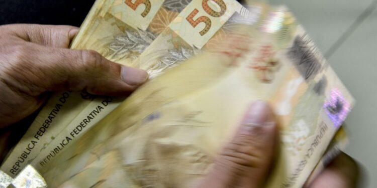 Salário mínimo de R$ 1.320 começa a valer hoje