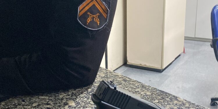 Homem tenta assaltar comércio e acaba detido por populares, em Macaé