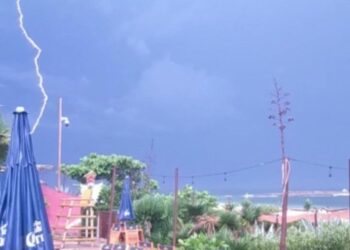 Temporal atinge cidade e raio é flagrado por moradores