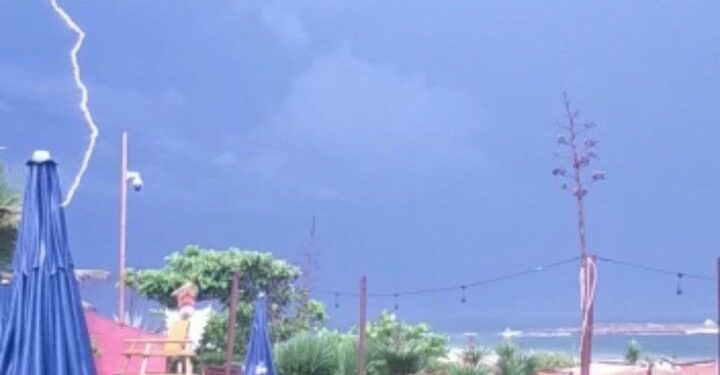 Temporal atinge cidade e raio é flagrado por moradores