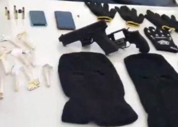 Após denúncia de roubo e sequestro, dupla é presa com armas e machado