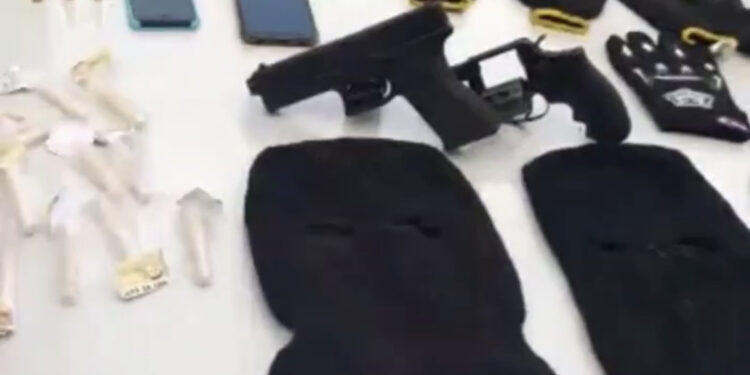 Após denúncia de roubo e sequestro, dupla é presa com armas e machado