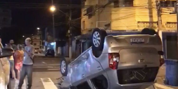 Carro capota após colidir com um outro veículo no bairro Cajueiros, em Macaé