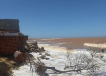 Maré alta avança sobre casas e comércio