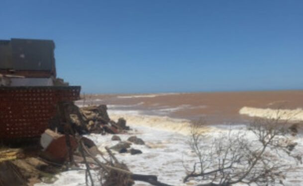 Maré alta avança sobre casas e comércio