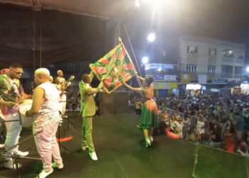 Estação Primeira de Mangueira se apresenta e encanta foliões