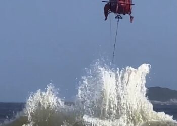 Helicóptero dos Bombeiros resgata adolescente em mar