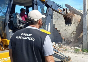 Muro irregular é demolido e proprietário é preso por ameaça