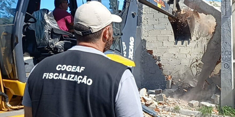 Muro irregular é demolido e proprietário é preso por ameaça