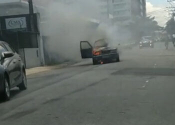 Veículo pega fogo em via e fica totalmente destruído