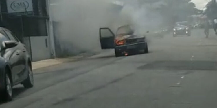 Veículo pega fogo em via e fica totalmente destruído