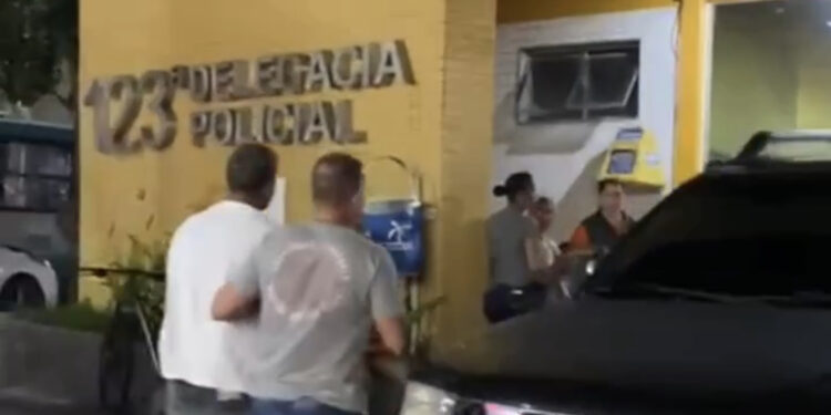 Homem é preso após invadir, depredar e ameaçar funcionários de secretaria