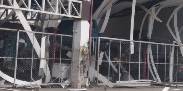 Vendaval derruba árvores e causa transtornos no Noroeste Fluminense