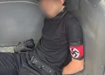 Adolescente arremessa explosivo em escola na manhã desta segunda-feira (13)