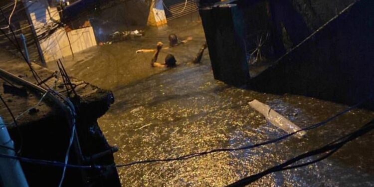 Moradores pedem ajuda para resgate após temporal em Saquarema