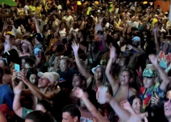 Marchinhas, sambas-enredo e hits dos anos de 1990 embalaram o sábado (18)