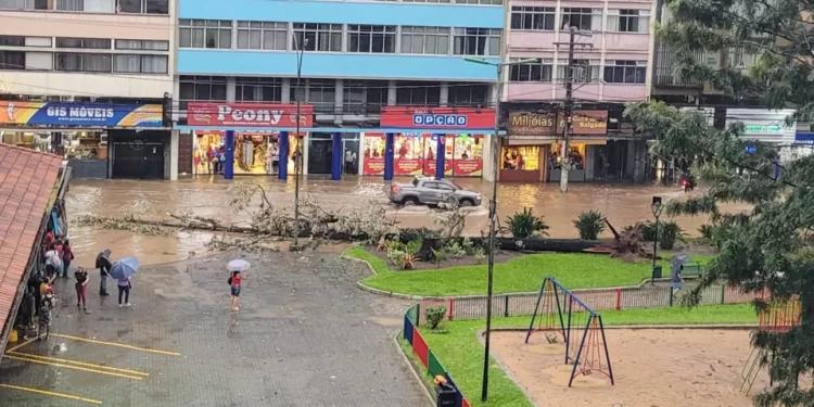 Temporal com rajadas de vento e granizo atinge Região Serrana do Rio