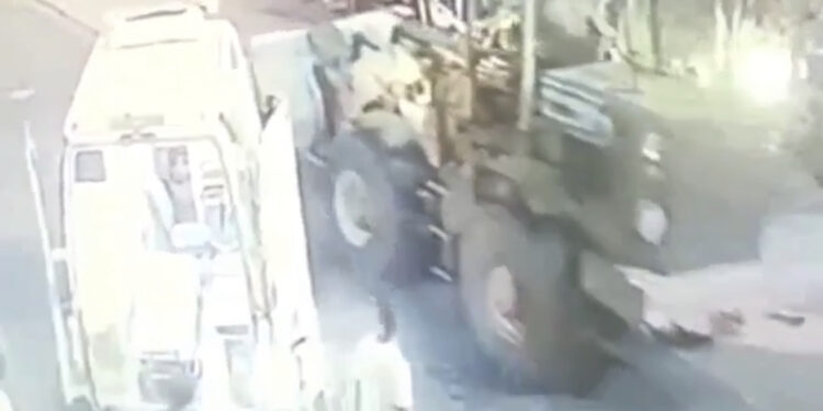 Homem em trator avança em direção aos foliões