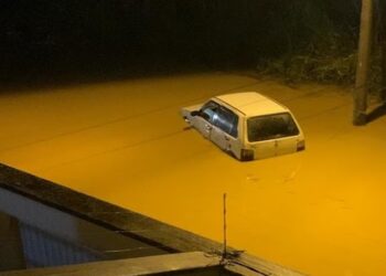 Ruas ficam alagadas após temporal em Itaocara
