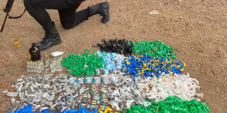 PM apreende grande quantidade de drogas em Macaé