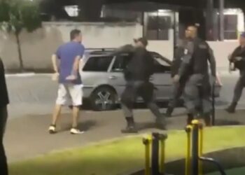 Guardas de Casimiro de Abreu são flagrados agredindo rapaz