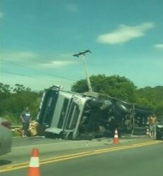 Caminhão com carga de madeira tomba na BR-101, em Campos