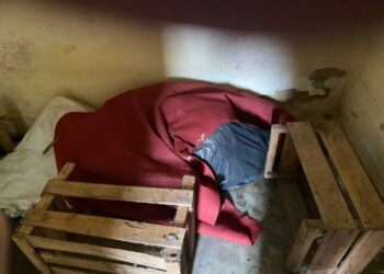 Idoso é encontrado enrolado em saco plástico dentro de casa, em Campos