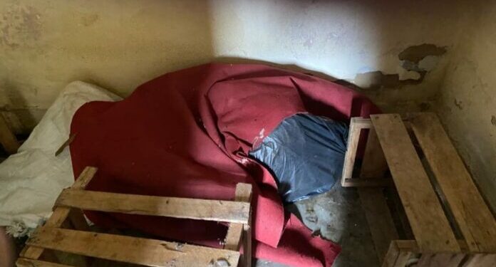 Idoso é encontrado enrolado em saco plástico dentro de casa, em Campos