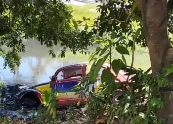 Fusca cai em canal após colisão com ônibus escolar