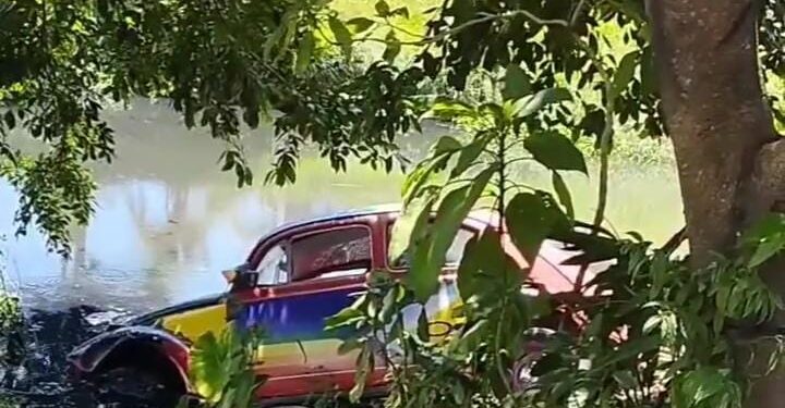 Fusca cai em canal após colisão com ônibus escolar