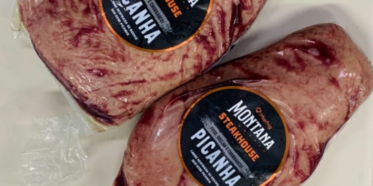 Funcionário é detido após furtar peças de carne de supermercado em Maricá