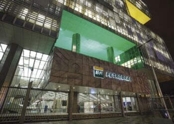 Federação Única dos Petroleiros anuncia greve geral