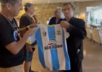 Guitarrista do “Call The Police” recebe camisa do Leão Alvianil