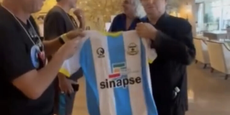 Guitarrista do “Call The Police” recebe camisa do Leão Alvianil