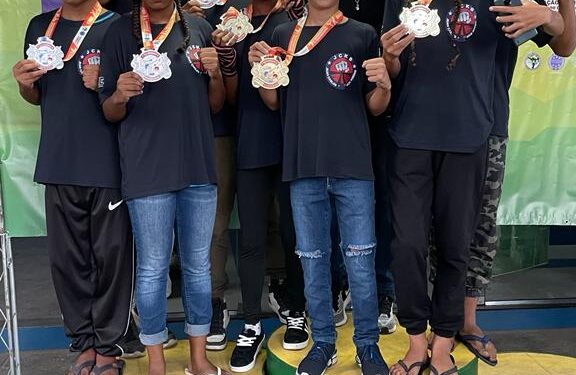 Projeto de Kickboxing social conquista oito medalhas em campeonato