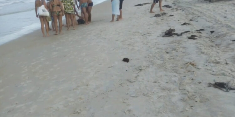 Homem passa mal e é socorrido em praia da Região dos Lagos