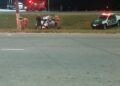 Carro capota após colidir com cavalo solto em via
