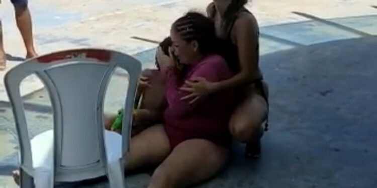 Após se perderem, reencontro de mãe e filho emociona agentes