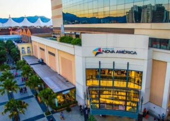 Tentativa de assalto acaba em tiroteio em shopping